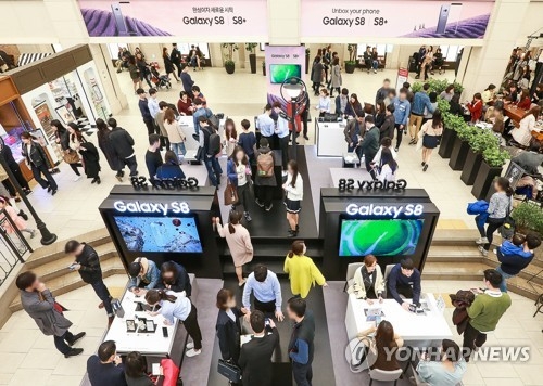 资料图片：Galaxy S8系列展厅（韩联社）