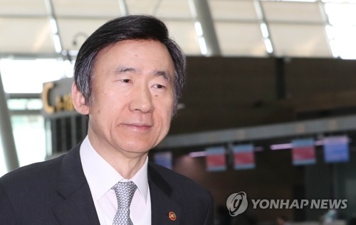 4月27日上午，在仁川机场，韩国外长准备乘机赴美出席朝核外长会。（韩联社）