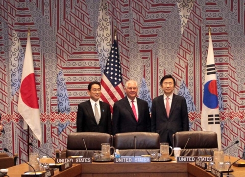 28日，在联合国总部，韩国外交部长官尹炳世、美国国务卿蒂勒森和日本外务大臣岸田文雄（右起）在会谈开始前合影留念。（韩联社）