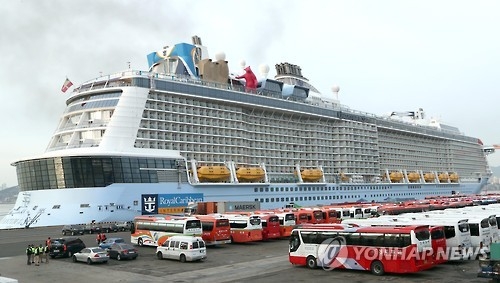 资料图片：3月5日，亚洲最大的豪华邮轮“海洋量子号”驶入韩国釜山戡蛮港。（韩联社）
