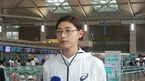 ５月31日，金软景在机场接受记者团采访。（韩联社）