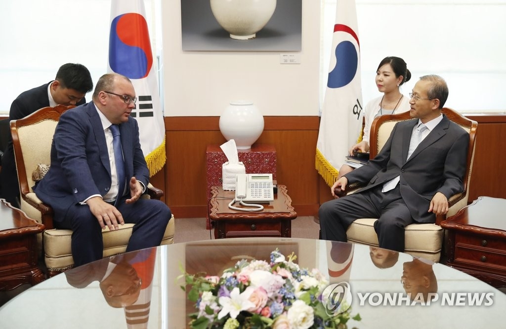 6月5日，在外交部大楼，外交部第一次官林圣男（右）会晤米哈伊洛夫。（韩联社）
