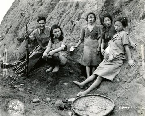 资料图片：在中国云南省松山市被俘虏的日军韩国慰安妇（韩联社）