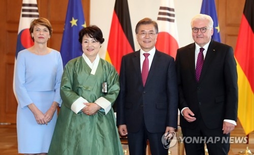 当地时间7月5日，在德国总统府，韩国总统文在寅（右二）及夫人金正淑女士（左二）拜访德国总统施泰因迈尔与其夫人比登本德。（韩联社）