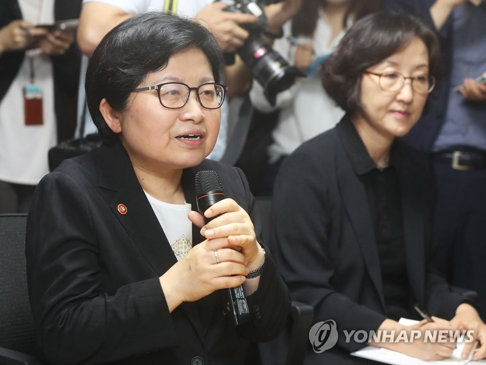 7月10日上午，韩国新任女性家庭部长官郑铉栢访问位于京畿道广州市的慰安妇养老院“分享之家”并发言。（韩联社）