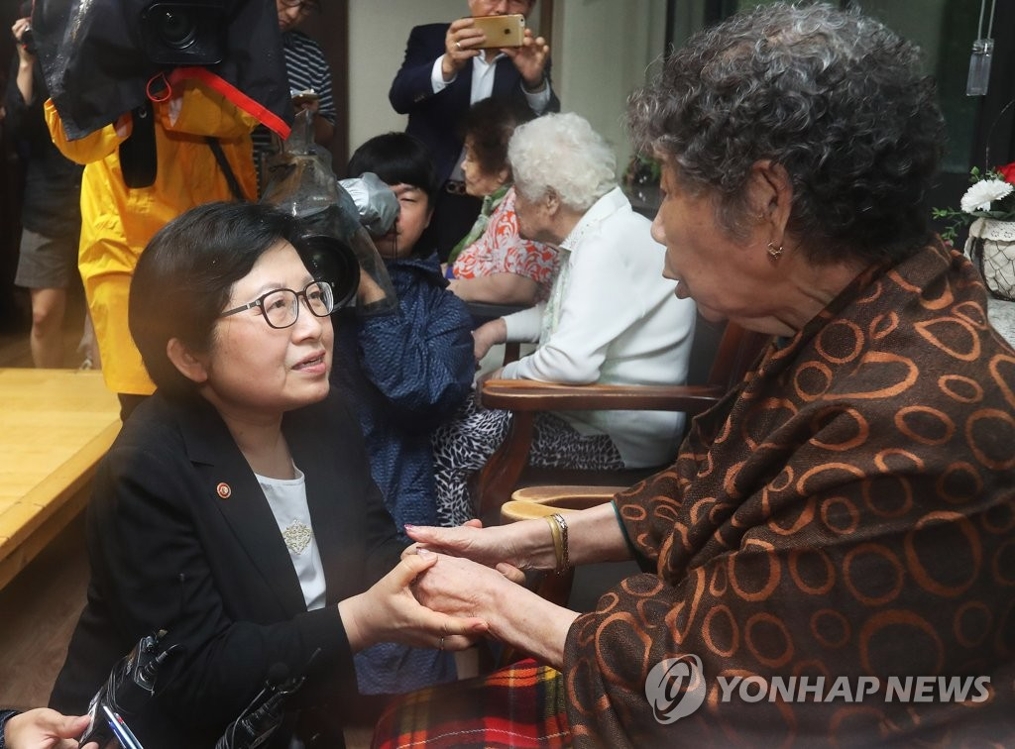 7月10日上午，韩国新任女性家庭部长官郑铉栢访问位于京畿道广州市的慰安妇养老院“分享之家”，与慰安妇受害人交谈。（韩联社）