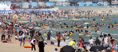 7月16日，在釜山市海云台海水浴场，暑期避暑人山人海。（韩联社）