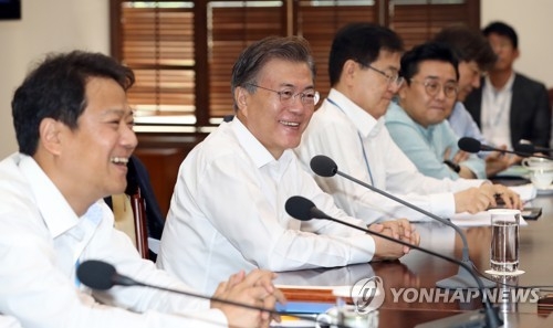 7月20日，在青瓦台，韩国总统文在寅（左二）主持召开青瓦台首席秘书和助理会议。（韩联社）