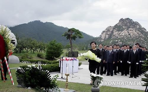 资料图片：图为2014年在朝鲜金刚山特区举行的现代集团前会长郑梦宪追悼仪式现场照。（韩联社）