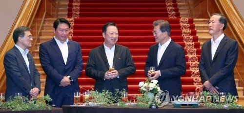 7月28日，在青瓦台，总统文在寅（右二）与韩国各大企业集团负责人交谈。（韩联社）