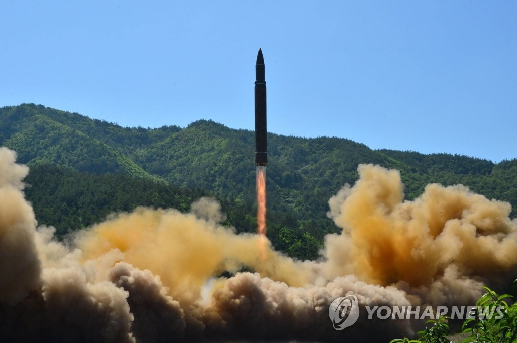 资料图片：图为朝鲜公开的“火星-14”导弹发射现场照。图片仅限韩国国内使用，严禁转载复制。（韩联社/朝鲜《劳动新闻》） 