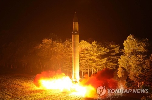 7月28日晚，朝鲜第二次试射“火星-14”导弹。图片仅限韩国国内使用，严禁转载复制。（韩联社/朝中社）