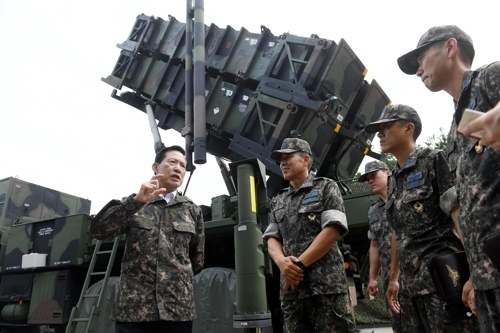 韩国防长宋永武（左一）对爱国者导弹炮台进行视察。（韩联社/国防部提供）
