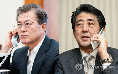 韩国总统文在寅（左）和日本首相安倍晋三（韩联社）