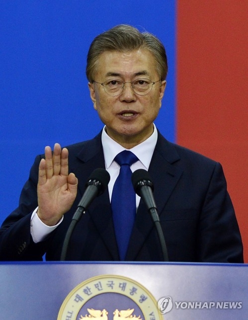 5月10日,在韩国国会举行的第19任总统就职仪式上,文在寅宣誓就职