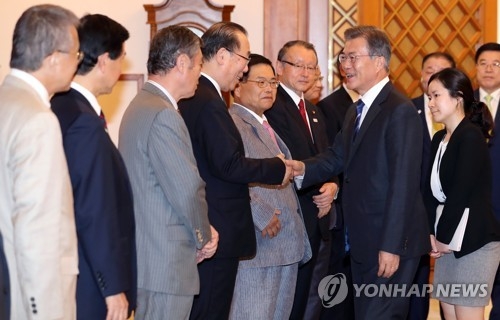 8月21日，在青瓦台，韩国总统文在寅（右）会见日韩议员联盟日方代表团。（韩联社）