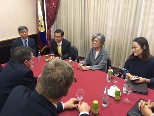韩国外长康京和（右列中）抵达莫斯科后与接机的俄罗斯外交部高官进行会晤。（韩联社/韩国驻俄大使馆提供）