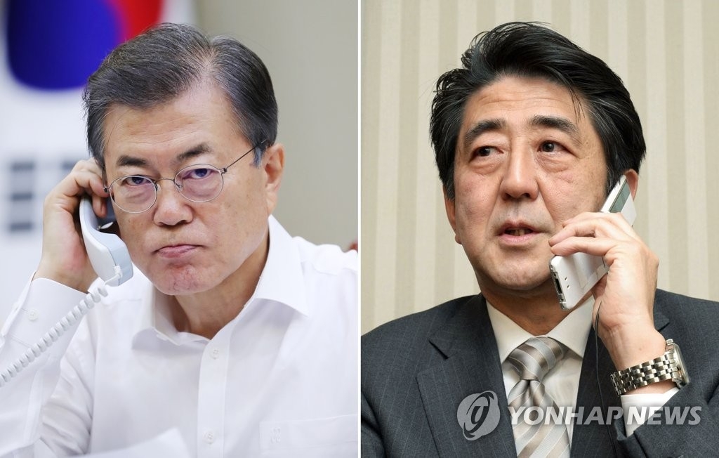 8月25日，在青瓦台，韩国总统文在寅（左）与日本首相安倍晋三通电话。图片为韩联社资料图片。（韩联社/青瓦台提供）