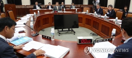 8月29日下午，在韩国国会情报委员会全体会议上，国家情报院院长徐薰（显示器后）报告朝鲜当天导弹挑衅情况。（韩联社）
