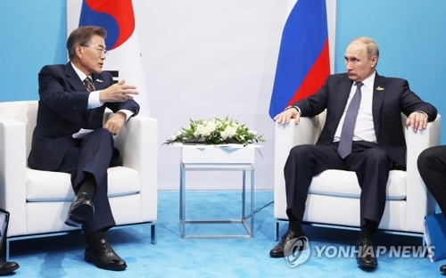 资料图片：当地时间7月7日下午，在德国汉堡国际会展中心，韩国总统文在寅（左）与俄罗斯总统普京举行会谈。（韩联社）