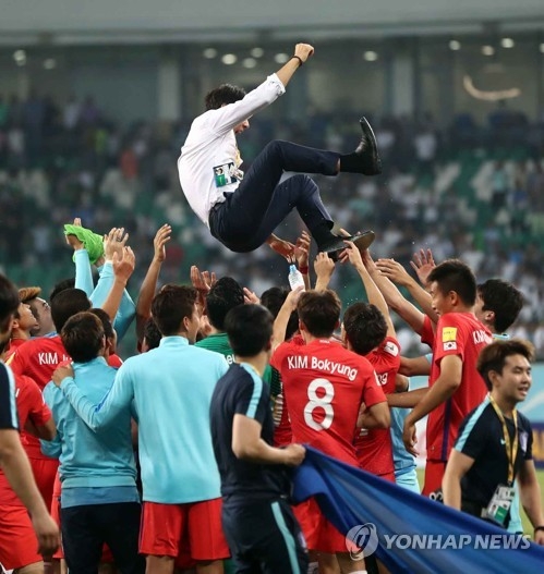 当时时间9月5日晚，在塔什干本尤德科体育场，韩国客场挑战乌兹别克斯坦队，并以0比0战平，最终晋级世界杯。图为队员们将主帅申台龙高高抛起以示庆祝。（韩联社）
