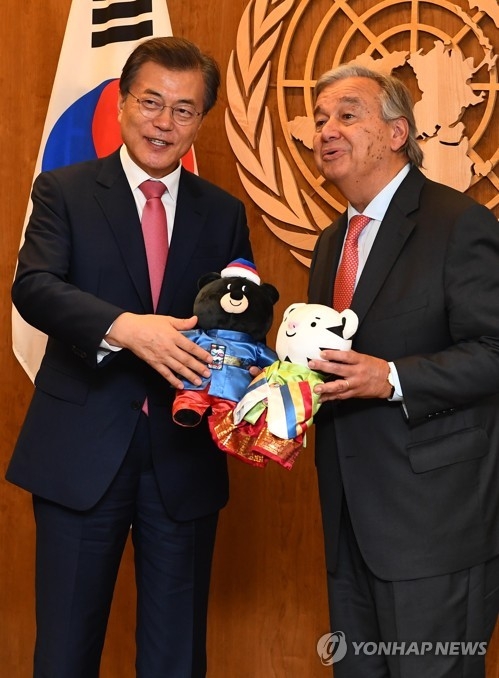 当地时间9月18日，在纽约联合国总部办公室，韩国总统文在寅（左）向联合国秘书长古特雷斯赠送平昌冬奥会吉祥物“Soohorang”和平昌冬残奥会吉祥物“Bandabi”。（韩联社）