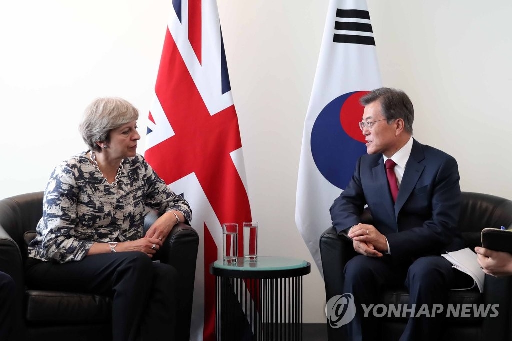 当地时间9月19日，在纽约联合国总部，韩国总统文在寅（右）同英国首相特雷莎·梅举行会谈。（韩联社）