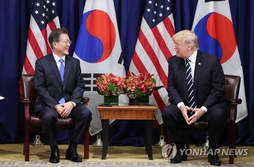 资料图片：当地时间9月21日，在美国纽约，韩国总统文在寅（左）与美国总统特朗普进行会谈。（韩联社）
