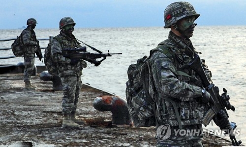 资料图片：2016年12月，在独岛防御演习中，韩国海军陆战队登上独岛。（韩联社/韩国海军陆战队机关报截图）
