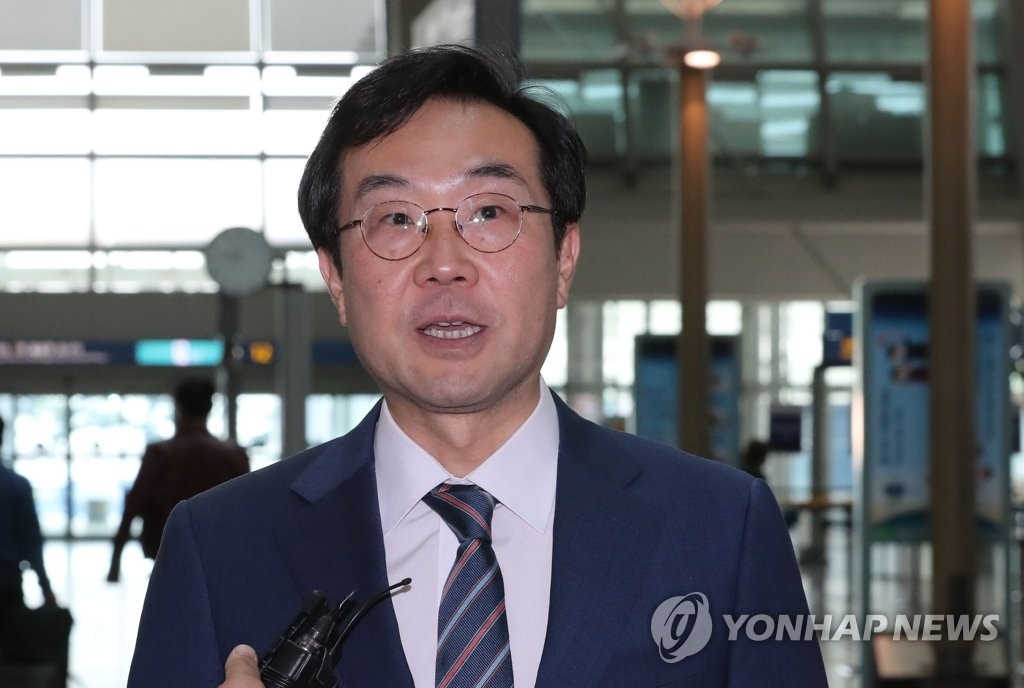 10月31日下午，在仁川国际机场，朝核六方会谈韩方团长李度勋启程前往中国前接受媒体采访。（韩联社）