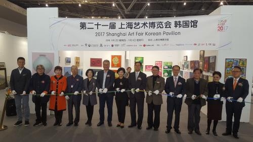 11月2日，在上海世博展览馆，有关人士参加第二十一届上海艺博会韩国馆开馆剪彩仪式并合影。（韩联社）