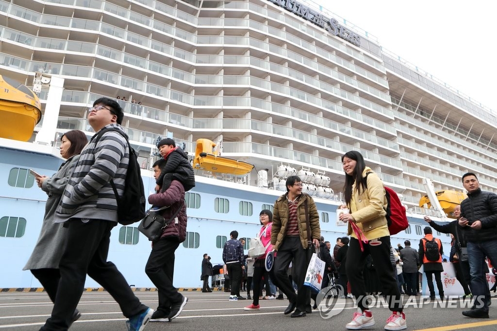 资料图片：搭乘邮轮造访釜山的中国游客（韩联社）