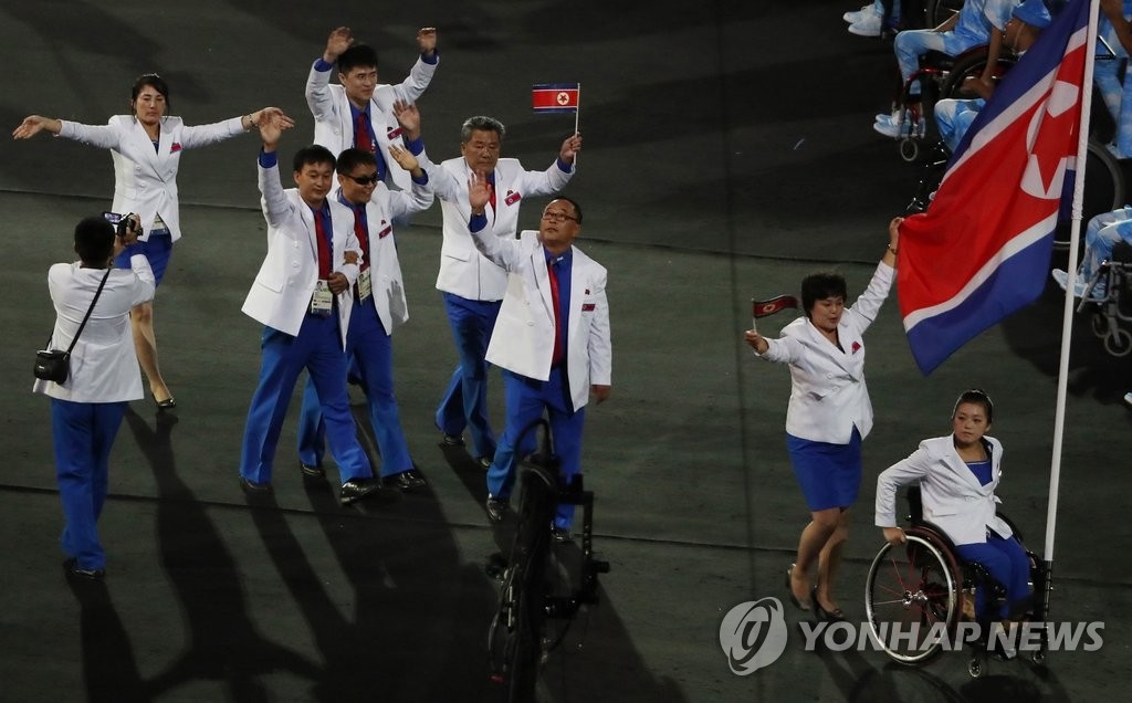 资料图片：当地时间9月7日下午，在巴西里约热内卢马拉卡纳体育场，朝鲜代表团在2016残奥会开幕式上入场。（韩联社） 
