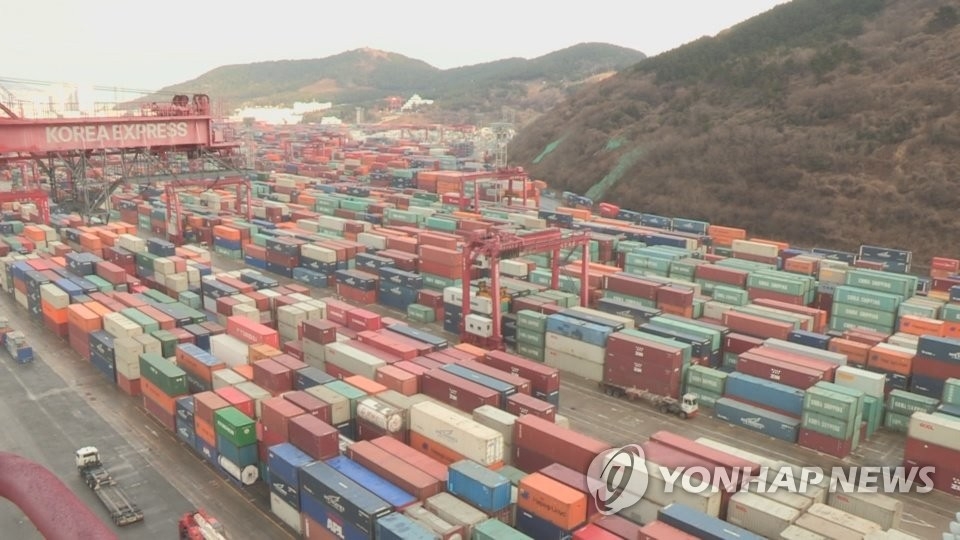 资料图片：韩国集装箱码头（韩联社TV）
