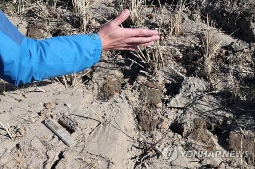 资料图片：浦项地震震中附近发现有流沙溢出的痕迹。（韩联社）