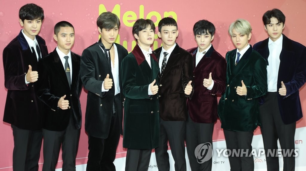 12月2日晚，EXO现身2017Melon音乐颁奖礼红毯。（韩联社）
