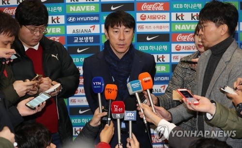 11月3日，在仁川国际机场，韩国国家男子足球队主教练申台龙接受媒体采访。（韩联社）