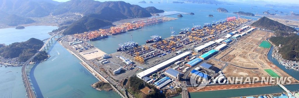 资料图片：从空中俯瞰的釜山新港全景（韩联社）