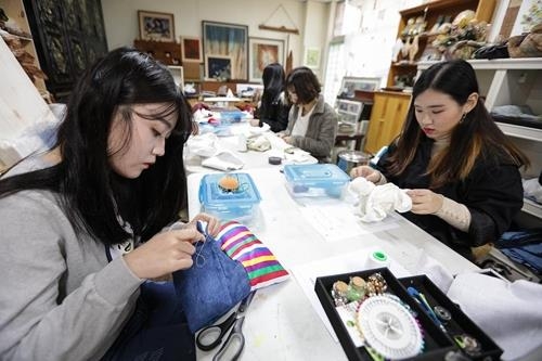 学生们周末来到工艺文化中心里进行工艺实习。（韩联社记者成演在摄）