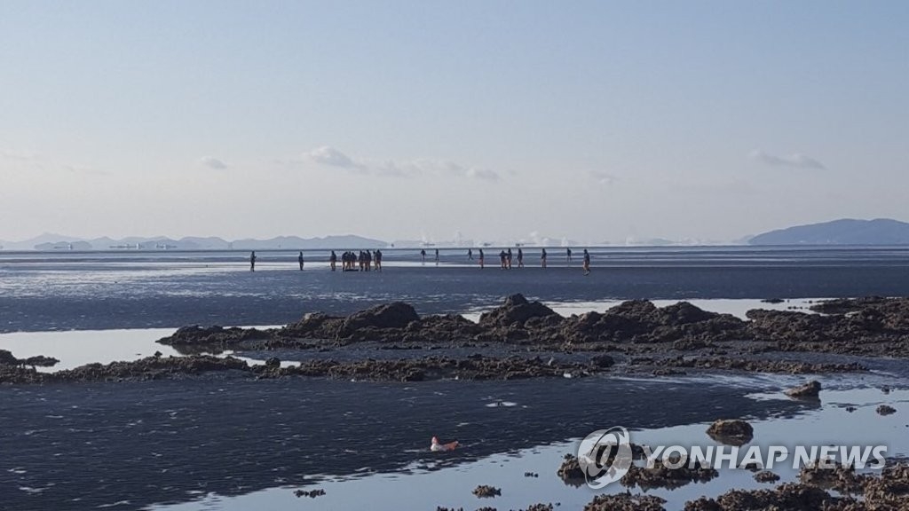 12月5日上午，在仁川市灵兴岛一海水浴场南侧滩涂，海警发现事故钓鱼船船长吴某遗体。（韩联社）
