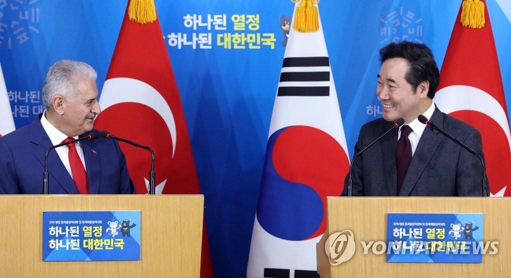 韩国总理李洛渊（右）和土耳其总理耶尔德勒姆共同会见记者。（韩联社）