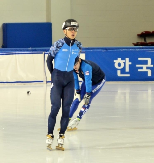 12月6日，在首尔市韩国体育大学滑冰场，维克多·安在接受韩媒采访后进场与俄罗斯队友一起训练。（韩联社）