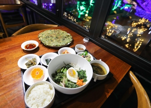 用当地有机农野菜制作的拌饭套餐（韩联社记者成演在摄）