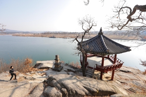 登上江月轩，凭栏远眺水天一色，杂念凡尘一扫而空。（韩联社记者成演在摄）