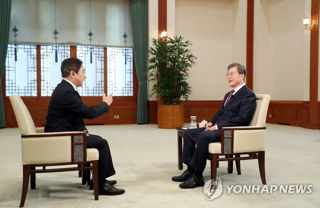 12月8日，在青瓦台，文在寅接受中国央视专访。（韩联社/青瓦台提供）