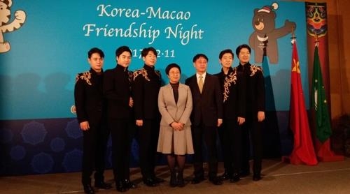 12月11日晚，“韩-澳门友好之夜”活动在澳门举行，相关人士合影留念。（韩联社）