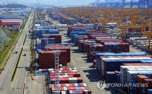 资料图片：釜山港内的集装箱（韩联社）