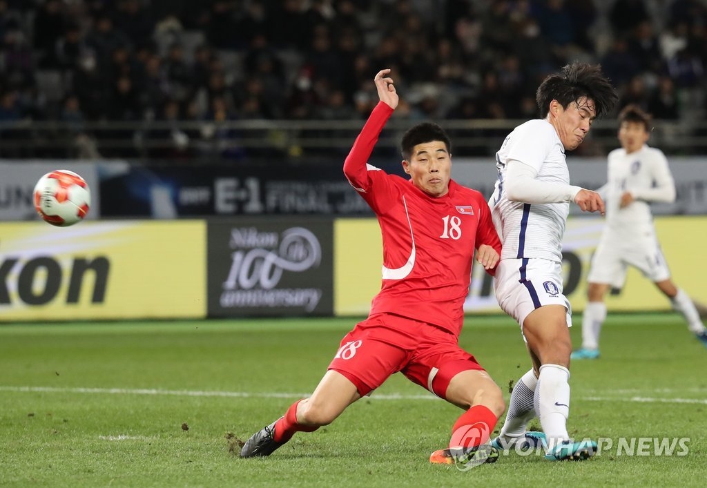 12月11日，在东京体育场举行的东亚杯第二场比赛中，韩国男足以1比0战胜朝鲜，取得东亚杯首场胜利。图为朝鲜队李永哲（红衣）踢入乌龙球。（韩联社）