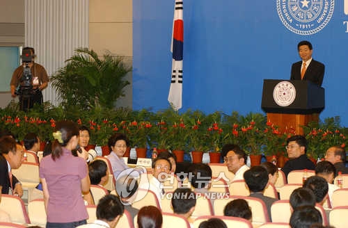 资料图片：2003年7月9日，在清华大学，时任韩国总统卢武铉在演讲后接受学生提问。（韩联社）
