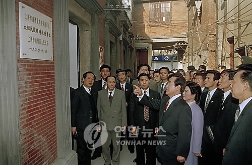 资料图片：1994年3月26日，在上海韩国临时政府旧址，金泳三追思抗日独立运动先贤。（韩联社）